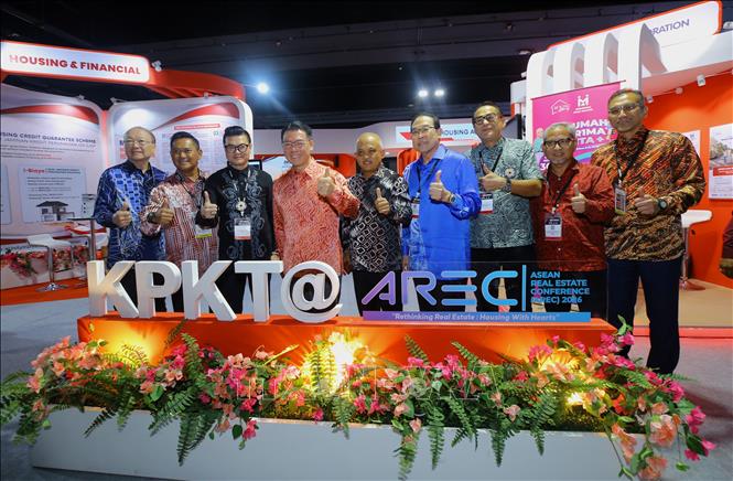 Bộ trưởng Nga Kor Ming (thứ 4 từ trái) và các lãnh đạo ngành tại ARCHIDEX 2026. Ảnh: Viên Luyến – TTXVN tại Malaysia
