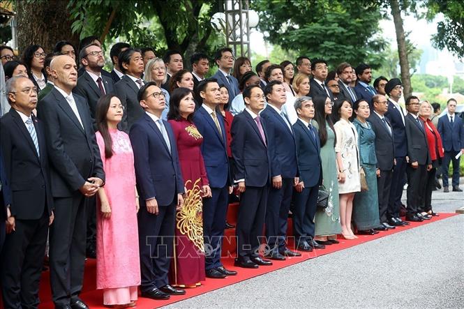 Minister of Foreign Affairs Le Hoai Trung and delegates attend the ASEAN flag-hoisting ceremony. VNA Photo/Photo by courtesy