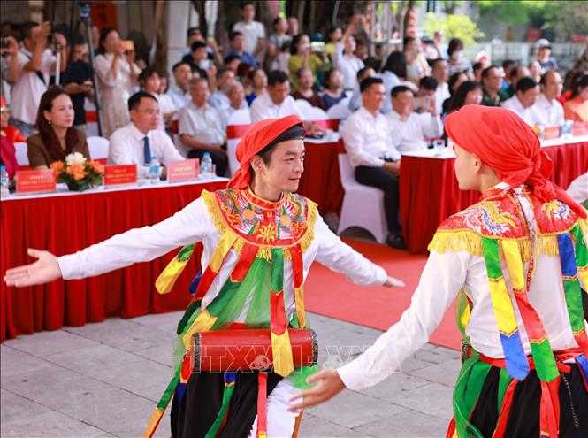 Thành viên lớp học truyền dạy “múa bồng”, lớp học đầu tiên của Trung tâm học tập cộng đồng điểm (phường Thanh Liệt) biểu diễn. Ảnh: Thanh Tùng  -TTXVN