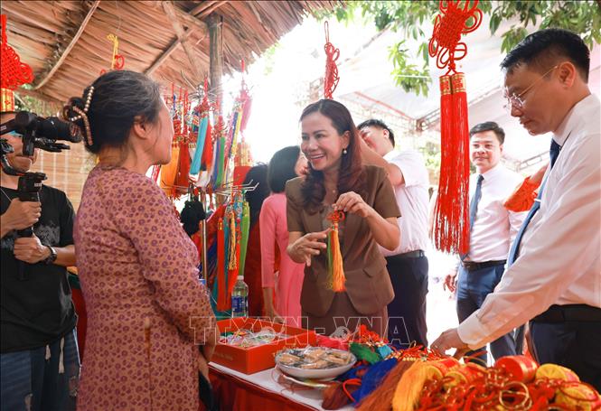 Đại biểu tham quan các gian trưng bày trong lễ ra mắt trung tâm học tập cộng đồng điểm, phường Thanh Liệt (Hà Nội); sinh hoạt chuyên đề “bảo tồn và phát huy giá trị di sản văn hóa phi vật thể” ngày 31/7/2026. Ảnh: Thanh Tùng  -TTXVN