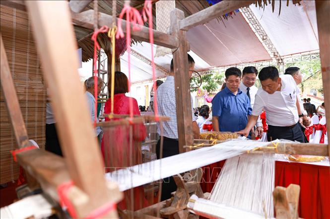 Đại biểu tham quan các gian trưng bày trong lễ ra mắt trung tâm học tập cộng đồng điểm, phường Thanh Liệt (Hà Nội); sinh hoạt chuyên đề “bảo tồn và phát huy giá trị di sản văn hóa phi vật thể” ngày 31/7/2026. Ảnh: Thanh Tùng  -TTXVN