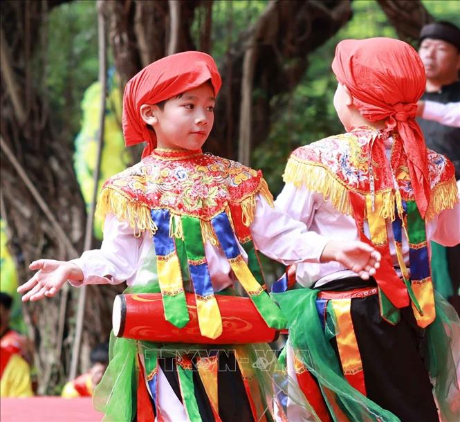 Thành viên lớp học truyền dạy “múa bồng”, lớp học đầu tiên của Trung tâm học tập cộng đồng điểm (phường Thanh Liệt) biểu diễn. Ảnh: Thanh Tùng  -TTXVN