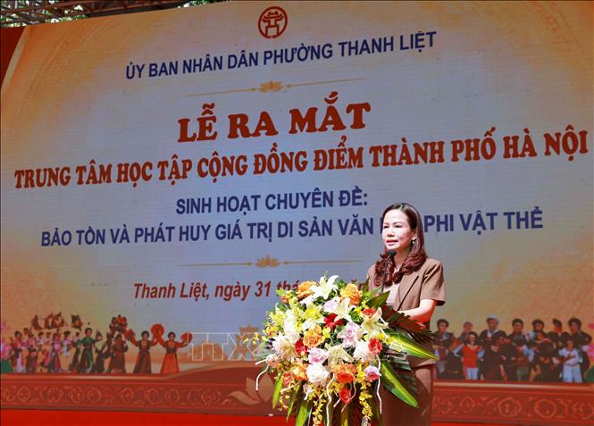 Phó Giám đốc Sở Giáo dục và Đào tạo Hà Nội Vương Hương Giang phát biểu trong lễ ra mắt Trung tâm học tập cộng đồng điểm (phường Thanh Liệt); sinh hoạt chuyên đề “bảo tồn và phát huy giá trị di sản văn hóa phi vật thể”. Ảnh: Thanh Tùng  -TTXVN
