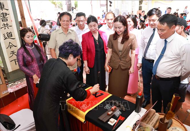 Đại biểu tham quan các gian trưng bày trong lễ ra mắt trung tâm học tập cộng đồng điểm, phường Thanh Liệt (Hà Nội); sinh hoạt chuyên đề “bảo tồn và phát huy giá trị di sản văn hóa phi vật thể”. ngày 31/7/2026. Ảnh: Thanh Tùng  -TTXVN