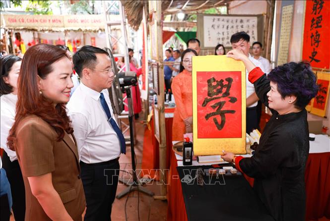 Đại biểu tham quan các gian trưng bày trong lễ ra mắt trung tâm học tập cộng đồng điểm, phường Thanh Liệt (Hà Nội); sinh hoạt chuyên đề “bảo tồn và phát huy giá trị di sản văn hóa phi vật thể” ngày 31/7/2026. Ảnh: Thanh Tùng  -TTXVN
