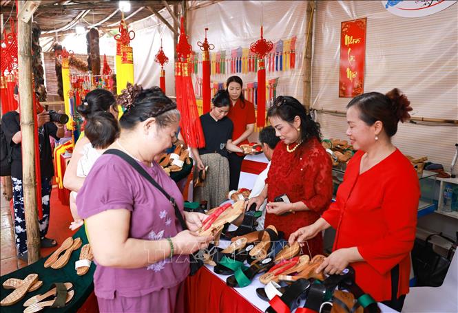 Nhân dân và du khách tham quan các gian trưng bày trong lễ ra mắt trung tâm học tập cộng đồng điểm, phường Thanh Liệt (Hà Nội); sinh hoạt chuyên đề “bảo tồn và phát huy giá trị di sản văn hóa phi vật thể” ngày 31/7/2026. Ảnh: Thanh Tùng  -TTXVN