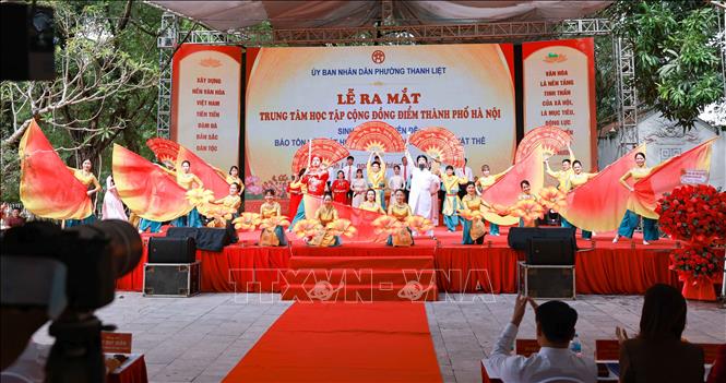 Việc ra mắt trung tâm học tập cộng đồng điểm là bước đi quan trọng nhằm hiện thực hóa chủ trương phát triển học tập suốt đời gắn với phát triển kinh tế - xã hội của địa phương theo Chương trình hành động số 05-CTr/TU của Thành ủy Hà Nội thực hiện Nghị quyết số 71-NQ/TW của Bộ Chính trị về đột phá phát triển giáo dục và đào tạo. Ảnh: Thanh Tùng  -TTXVN