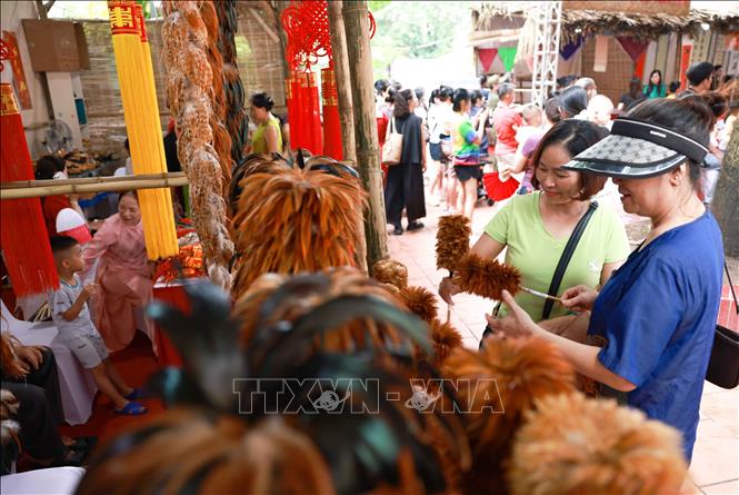 Nhân dân và du khách tham quan các gian trưng bày trong lễ ra mắt trung tâm học tập cộng đồng điểm, phường Thanh Liệt (Hà Nội); sinh hoạt chuyên đề “bảo tồn và phát huy giá trị di sản văn hóa phi vật thể” ngày 31/7/2026. Ảnh: Thanh Tùng  -TTXVN