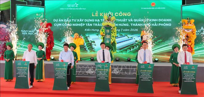 Các đại biểu thực hiện nghi thức khởi công dự án Cụm công nghiệp Tân Trào. Ảnh: Minh Thu - TTXVN