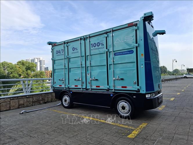 Xe tự hành chở hàng RoboVan chạy thử nghiệm trên đường. Ảnh: Bùi Hoàn - PV TTXVN tại Malaysia