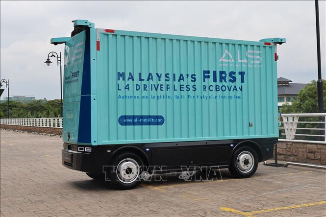 Xe tự hành vận chuyển hàng hóa RoboVan. Ảnh: Bùi Hoàn - PV TTXVN tại Malaysia