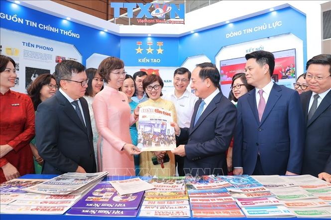  Đồng chí Trịnh Văn Quyết, Ủy viên Bộ Chính trị, Bí thư Trung ương Đảng, Trưởng Ban Tuyên giáo và Dân vận Trung ương và các đồng chí lãnh đạo thăm gian trưng bày của TTXVN tại Hội báo toàn quốc 2026. Ảnh: Minh Quyết - TTXVN