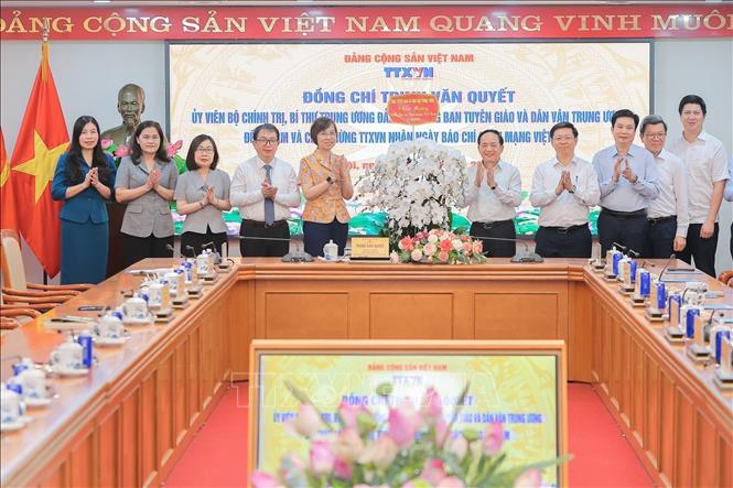 Đồng chí Trịnh Văn Quyết, Ủy viên Bộ Chính trị, Bí thư Trung ương Đảng, Trưởng Ban Tuyên giáo và Dân vận Trung ương chúc mừng Thông tấn xã Việt Nam nhân Kỷ niệm 101 năm Ngày Báo chí Cách mạng Việt Nam (21/6/1925 - 21/6/2026). Ảnh: Lê Đông - TTXVN