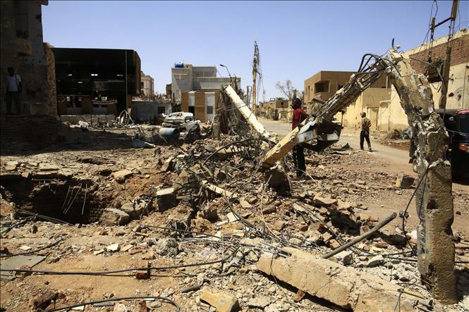 (Tư liệu) Cảnh đổ nát sau một vụ tấn công tại Omdurman, Sudan. Ảnh: THX/TTXVN phát
