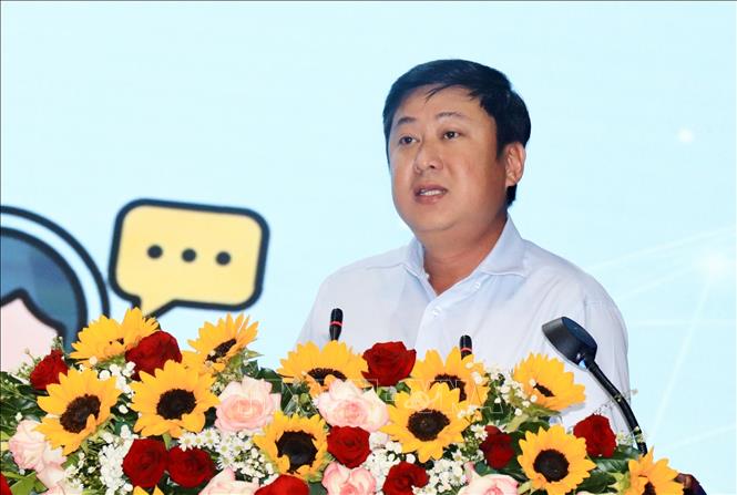 Ông Cao Duy Thanh - Trưởng ban Kiểm soát Công ty Cổ phần Cấp thoát nước Long An tham luận về chuyển đổi số giúp nâng cao chất lượng phục vụ khách hàng. Ảnh: Đức Hạnh - TTXVN