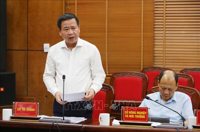 Đại diện Sở Tài chính tỉnh Điện Biên trả lời các câu hỏi của đại diện các doanh nghiệp. Ảnh: Trung Kiên - TTXVN