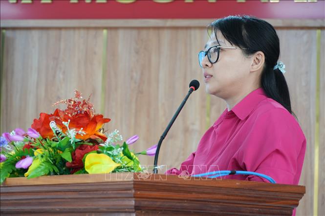 Bà Cao Cẩm Linh- Đại diện  Công Ty Cổ phần công tư vấn và Công nghệ Lead On trình bày tóm tắt dự thảo đề án. Ảnh: Thanh Bình -TTXVN