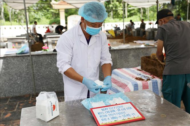 Lấy mẫu, bàn giao mẫu hài cốt liệt sĩ đối với các mộ chưa xác định được thông tin. Ảnh: Vũ Hoàng Giang - TTXVN