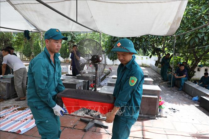 Tổ chức lấy mẫu, bàn giao mẫu hài cốt liệt sĩ đối với các mộ chưa xác định được thông tin. Ảnh: Vũ Hoàng Giang - TTXVN