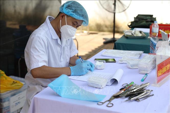 Tổ chức lấy mẫu, bàn giao mẫu hài cốt liệt sĩ đối với các mộ chưa xác định được thông tin. Ảnh: Vũ Hoàng Giang - TTXVN