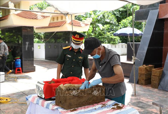 Tổ chức lấy mẫu, bàn giao mẫu hài cốt liệt sĩ đối với các mộ chưa xác định được thông tin. Ảnh: Vũ Hoàng Giang - TTXVN
