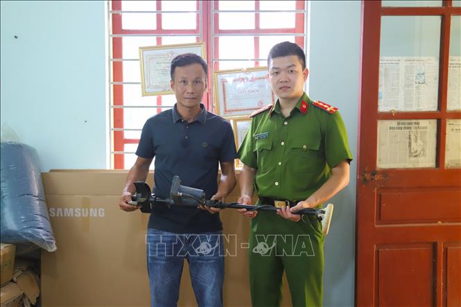 Máy dò kim loại được người dân tự nguyện giao nộp cho lực lượng Công an trong đợt vận động thu hồi các phương tiện phục vụ khai thác vàng trái phép tại xã Yên Na (Nghệ An). Ảnh: Văn Tý  - TTXVN