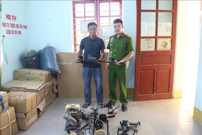 Người dân tự nguyện giao nộp máy dò kim loại cùng các thiết bị phục vụ khai thác vàng trái phép cho lực lượng Công an xã Yên Na (Nghệ An), thể hiện quyết tâm từ bỏ hoạt động đào đãi vàng. Ảnh: Văn Tý - TTXVN