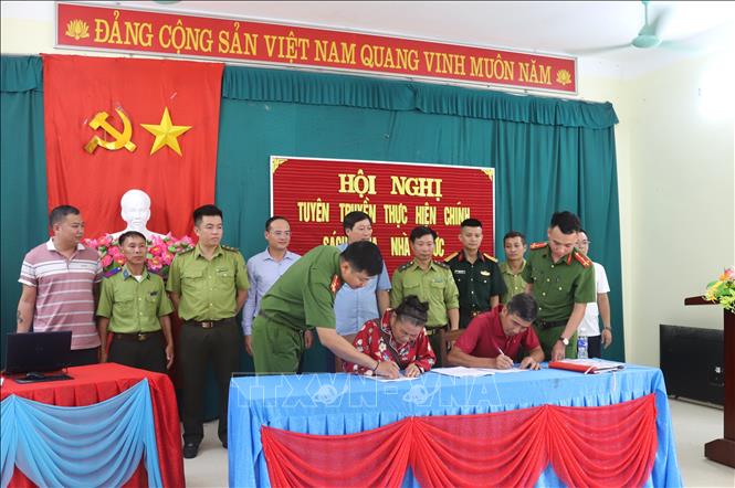 Việc ký cam kết không tham gia khai thác vàng trái phép được triển khai công khai, góp phần nâng cao trách nhiệm của người dân trong bảo vệ tài nguyên khoáng sản, bảo vệ rừng phòng hộ và giữ gìn an ninh trật tự địa phương. Ảnh: Xuân Tiến - TTXVN