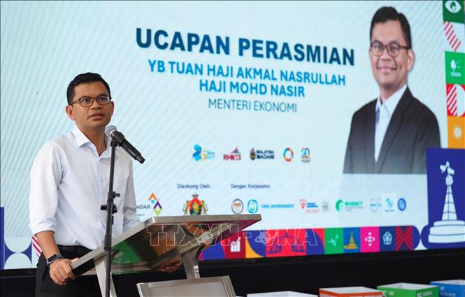 Bộ trưởng Kinh tế Akmal Nasrullah Mohd Nasir phát biểu tại sự kiện.
Ảnh: Bộ Kinh tế Malaysia/TTXVN phát.
