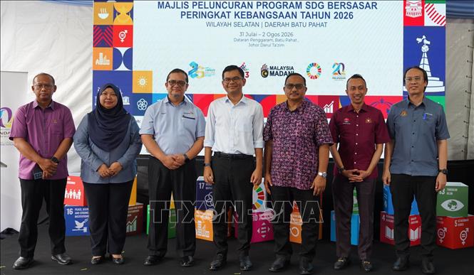 Bộ trưởng Kinh tế Akmal Nasrullah Mohd Nasir (áo trắng) và các đại biểu tại sự kiện. Ảnh: Bộ Kinh tế Malaysia/TTXVN phát.
