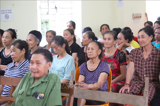 Người dân xã Yên Na (Nghệ An) chăm chú lắng nghe các nội dung tuyên truyền về chủ trương, chính sách của Nhà nước và các quy định của pháp luật liên quan đến quản lý, bảo vệ tài nguyên khoáng sản; từng bước nâng cao ý thức chấp hành pháp luật, từ bỏ hoạt động khai thác vàng trái phép để ổn định cuộc sống. Ảnh: Xuân Tiến - TTXVN