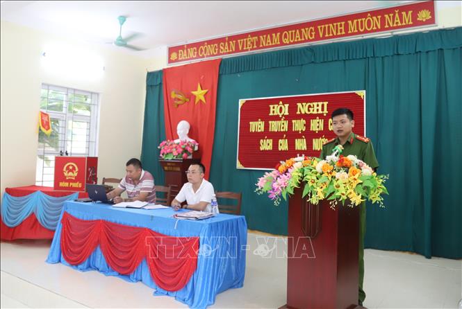Cán bộ Công an xã Yên Na (Nghệ An) phổ biến các quy định của pháp luật, tuyên truyền vận động người dân không tham gia khai thác vàng trái phép, chung tay bảo vệ tài nguyên khoáng sản và rừng đầu nguồn. Ảnh: Văn Tý - TTXVN
