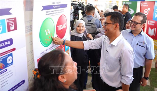 Bộ trưởng Kinh tế Akmal Nasrullah Mohd Nasir (áo trắng) tham gia hoạt động tại sự kiện. Ảnh: Bộ Kinh tế Malaysia/TTXVN phát.

