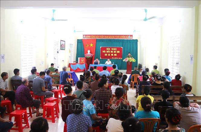 Đông đảo người dân trên địa bàn xã Yên Na (Nghệ An) tham gia hội nghị tuyên truyền về chủ trương, chính sách của Nhà nước và các quy định của pháp luật liên quan đến quản lý, bảo vệ tài nguyên khoáng sản được tổ chức tại bản Na Bón; góp phần ngăn chặn tình trạng khai thác vàng trái phép trên địa bàn. Ảnh: Xuân Tiến - TTXVN
