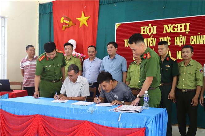 Người dân các bản trên địa bàn xã Yên Na (Nghệ An) ký cam kết không tái diễn hoạt động đào đãi vàng, dưới sự chứng kiến của chính quyền địa phương và các lực lượng chức năng. Ảnh: Văn Tý - TTXVN