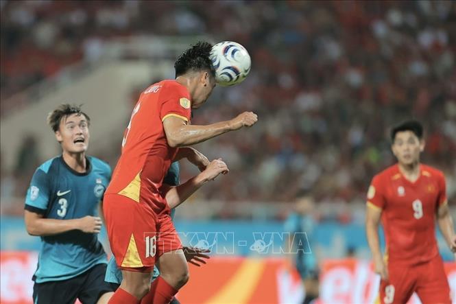 Pha tranh bóng trên không của cầu thủ hai đội. Ảnh: Minh Quyết - TTXVN