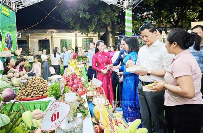 Chủ tịch UBND tỉnh Thái Nguyên Vương Quốc Tuấn và các đại biểu tham quan các gian hàng nông sản. Ảnh: Trần Trang -TTXVN 