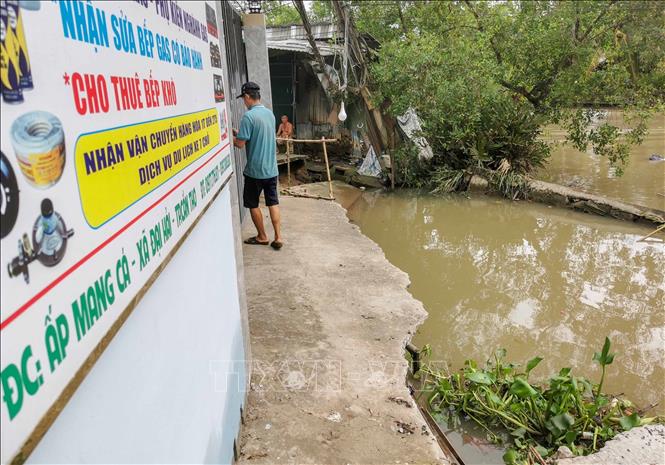 Một cửa hàng ở ấp Mang Cá, xã Đại Hải bị sạt lở đến tận cửa, việc kinh doanh phải tạm dừng. Ảnh: Thanh Liêm - TTXVN