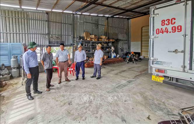 Lãnh đạo Sở Nông nghiệp và Môi trường thành phố Cần Thơ cùng UBND xã Đại Hải thăm hỏi gia đình ông Trần Văn Sang (ấp Mang Cá) bị sạt lở ảnh hưởng, không kịp di dời. Ảnh: Thanh Liêm - TTXVN