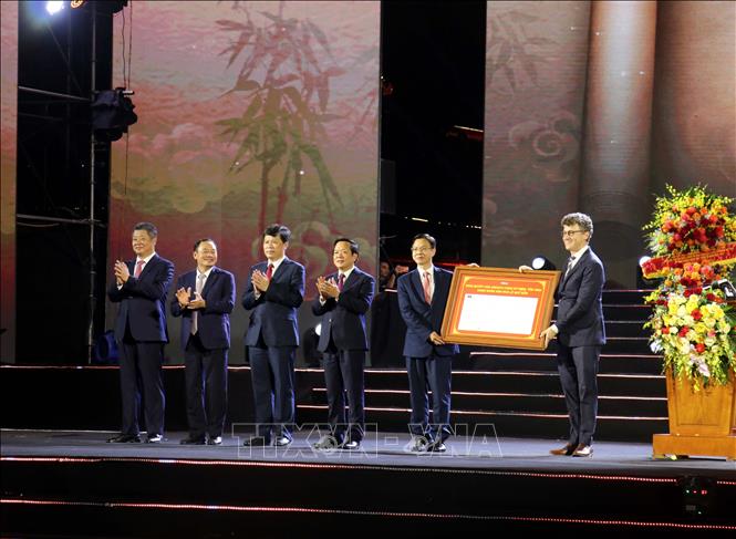 Ông Jonathan Baker (bên phải) Trưởng đại diện Văn phòng UNESCO tại Hà Nội trao Nghị quyết của UNESCO tôn vinh Danh nhân văn hóa Lê Qúy Đôn cho tỉnh Hưng Yên. Ảnh: Đinh Văn Nhiều -TTXVN
