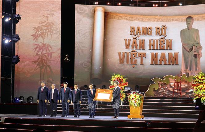 Ông Jonathan Baker (bên phải) Trưởng đại diện Văn phòng UNESCO tại Hà Nội trao Nghị quyết của UNESCO tôn vinh Danh nhân văn hóa Lê Qúy Đôn cho tỉnh Hưng Yên. Ảnh: Đinh Văn Nhiều -TTXVN