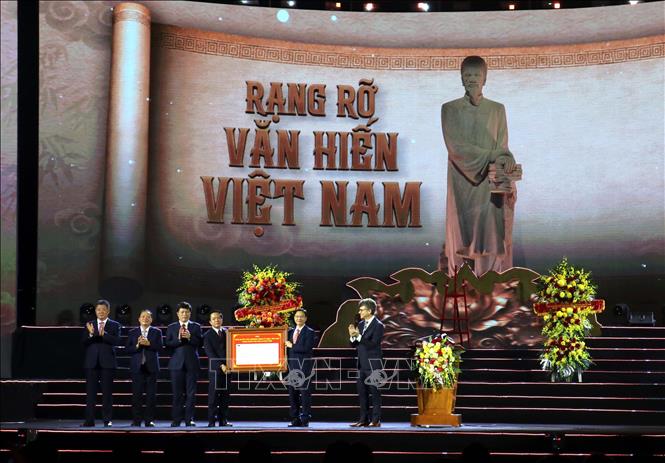 Ông Jonathan Baker (bên phải) Trưởng đại diện Văn phòng UNESCO tại Hà Nội cùng lãnh đạo Bộ Ngoại giao trao Nghị quyết của UNESCO tôn vinh Danh nhân văn hóa Lê Qúy Đôn cho tỉnh Hưng Yên. Ảnh: Đinh Văn Nhiều -TTXVN