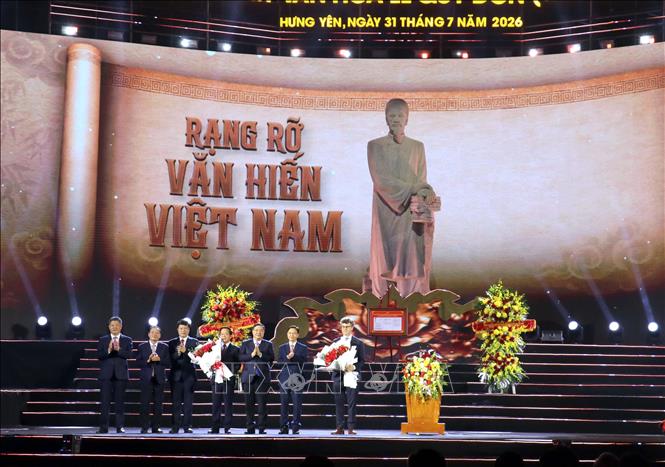 Phó Thủ tướng Thường trực Chính phủ Phạm Gia Túc tặng hoa chúc mừng cho đại diện Văn phòng UNESCO tại Hà Nội và tỉnh Hưng Yên. Ảnh: Đinh Văn Nhiều -TTXVN