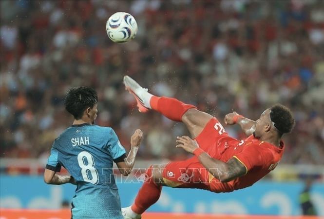 Vietnam's striker Xuan Son demonstrates a bicyce kick. VNA Photo: Minh Quyết