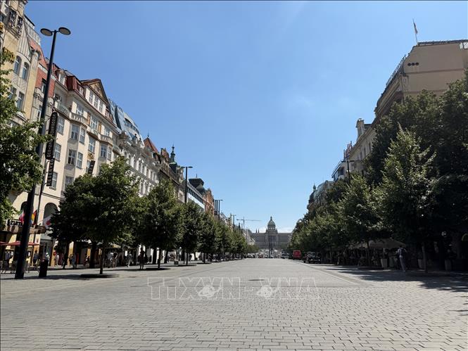  Quảng trường Václavské náměstí tại trung tâm Thủ đô Prague vắng bóng du khách dưới cái nắng gay gắt. Ảnh: Trần Hòa – PV TTXVN tại Cộng hòa Séc