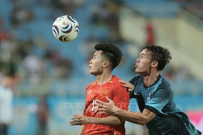 A fight for the ball between Tien Anh and a Singaporean rival. VNA Photo: Minh Quyết
