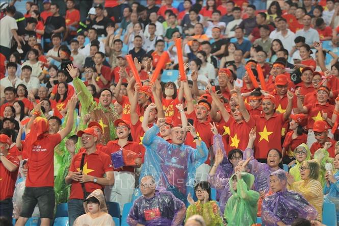 Vietnamese fans at My Dinh Stadium. VNA Photo: Minh Quyết