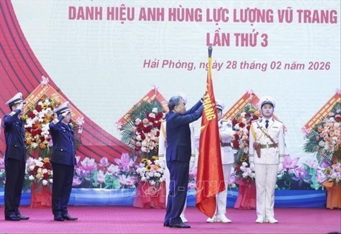 Ngày 28/02/2026, tại Thành phố Hải Phòng, Tổng Bí thư, Bí thư Quân ủy Trung ương Tô Lâm trao Danh hiệu Anh hùng lực lượng vũ trang nhân dân lần thứ ba tặng Quân chủng Hải quân, ghi nhận những thành tích xuất sắc của đơn vị trong sự nghiệp bảo vệ chủ quyền biển, đảo thiêng liêng của Tổ quốc. Ảnh: Thống Nhất - TTXVN