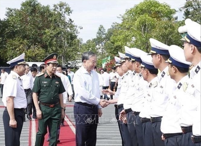 Sáng 20/11/2025, tại Đặc khu Phú Quốc, tỉnh An Giang, Tổng Bí thư Tô Lâm, Bí thư Quân uỷ Trung ương cùng đoàn công tác Trung ương đến thăm, làm việc với Bộ Tư lệnh Vùng 5 Hải quân. Ảnh: Thống Nhất - TTXVN 