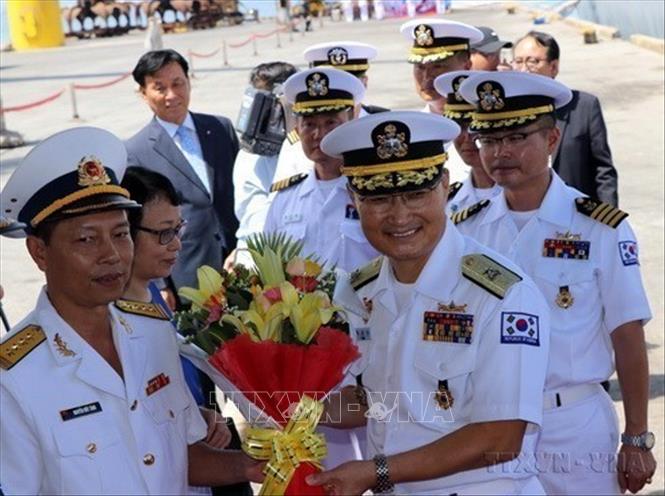 Hải quân nhân dân Việt Nam nâng cao vị thế trên trường quốc tế, góp phần củng cố, tăng cường và phát triển quan hệ hữu nghị hợp tác với hải quân các nước. Trong ảnh: Lễ đón đoàn tàu huấn luyện Hải quân Hàn Quốc thăm Đà Nẵng (07/09/2019). Ảnh: Nguyễn Sơn - TTXVN